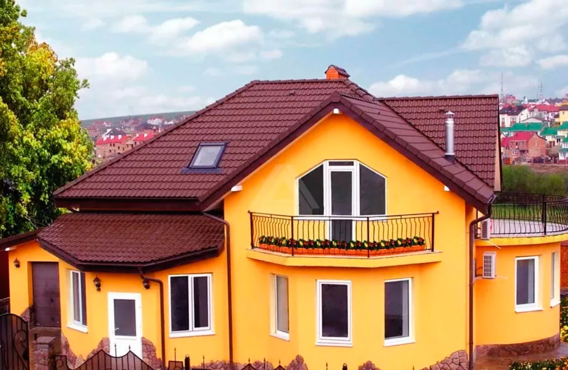 Крышу подберите цвет. Дом с желтым фасадом. Дом на крыше. Окрашенные фасады домов. Жёлтый дом с красной крышей.